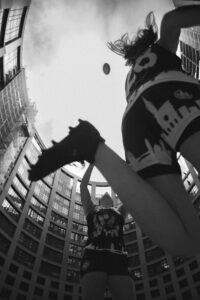 Deux femmes jouent au rugby dans la cours du Parlement Européen de Strasbourg. Photographie de sport pour le projet FUSION sport et architecture. Des photographies sportives pour révéler l'émotion et la beauté du geste.