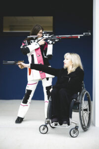 Deux femmes, championnes de tir et de partir, en position de tir. Photographie de sport pour le projet FUSION sport et architecture. Des photographies sportives pour révéler l'émotion et la beauté du geste.