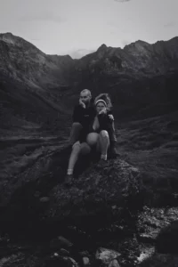 Photographie portrait de couple et grossesse en outdoor (plein air), en pleine nature dans les montagnes des Pyrénées.