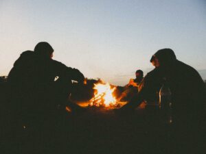 Des jeunes iraniens autour d'un feu à la tombée de la nuit. Des photographies de voyage originales, sincères et esthétiques qui subliment vos destinations.