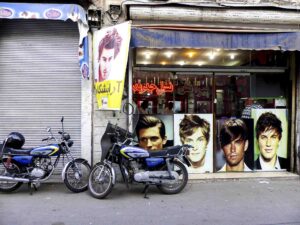 La devanture d'un barbier et coiffeur pour homme à Téhéran. Des photographies de voyage originales, sincères et esthétiques qui subliment vos destinations.