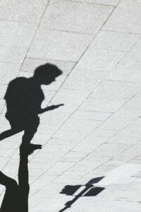 Photographie de rue d'une ombre d'un homme marchant dans une rue de Dublin. Des photographies de voyage originales, sincères et esthétiques qui subliment vos destinations.