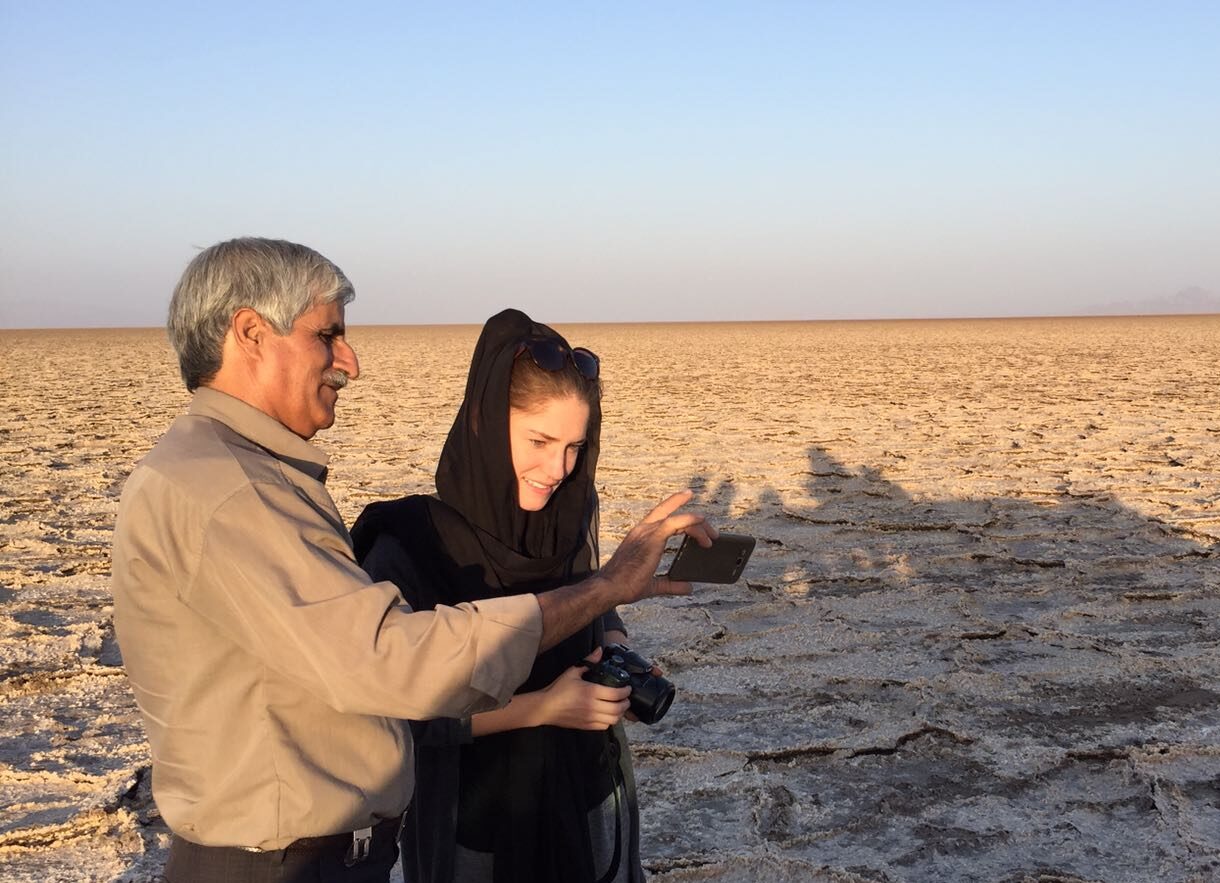 La photographe Gwenvael Engel avec un iranien dans le désert. Derrière l’appareil, une présence humaine.