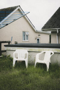 Deux chaises près d'un étendoir à linge extérieur. Des photographies de voyage originales, sincères et esthétiques qui subliment vos destinations.