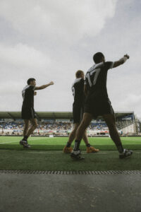 Des joueurs s'extasient sur le bord du terrain lorsque leur équipe marque un but. Des photographies sportives pour révéler l'émotion et la beauté du geste.