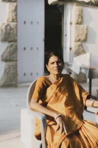 Portrait d'une femme indienne assise sur une chaise. Du naturel à la mise en scène : des portraits adaptés à votre univers.