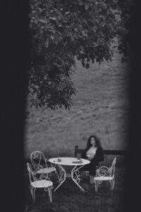 Portrait d'une femme enceinte assise sous un arbre dans son jardin. Du naturel à la mise en scène : des portraits adaptés à votre univers.