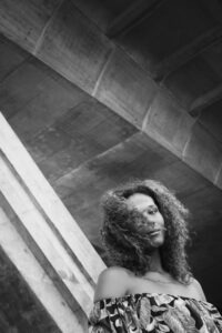 Portrait d'une femme dans l'architecture. Du naturel à la mise en scène : des portraits adaptés à votre univers.